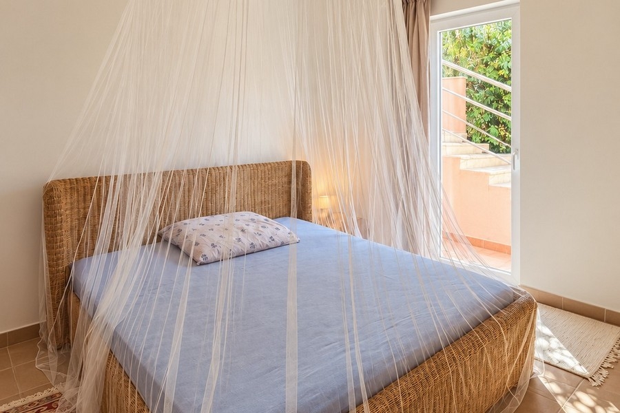 Camera da letto con letto matrimoniale e zanzariera