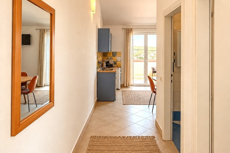 Corridoio di un appartamento con vista sul blocco cucina