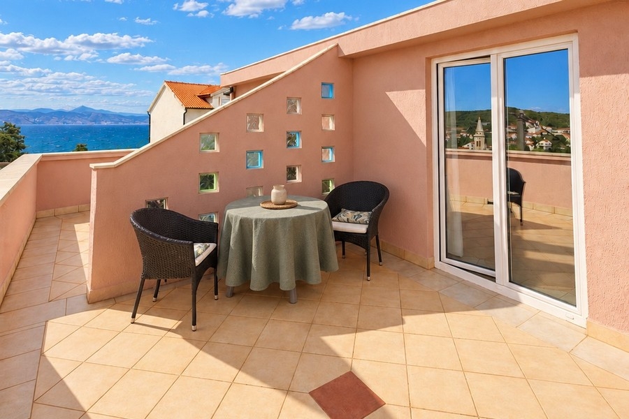 Terrazza con zona salotto e vista sul mare