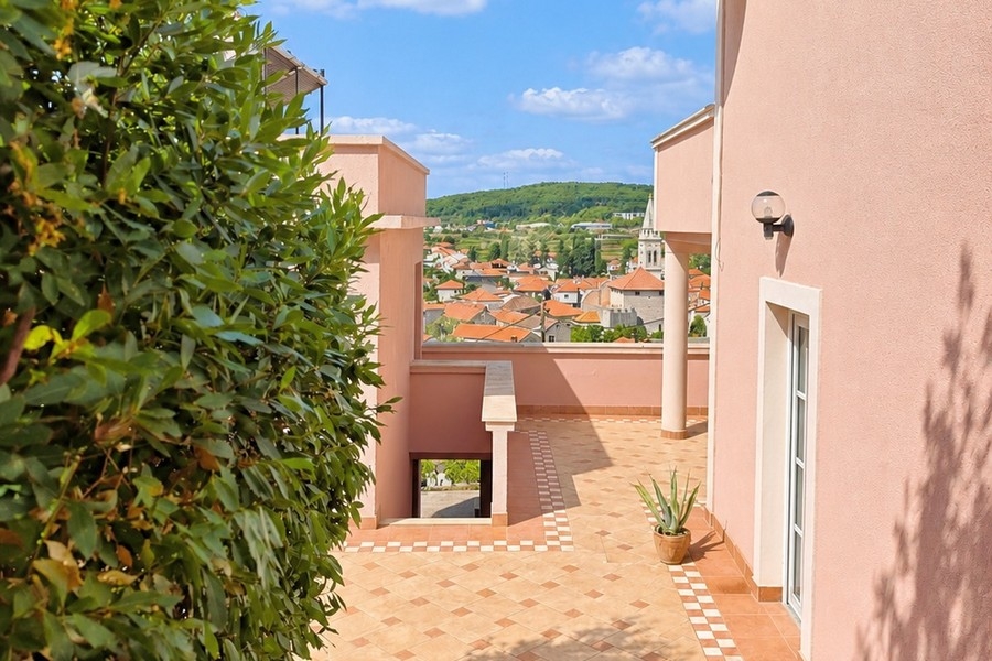 Esterno della casa con vista sui tetti di Jelsa