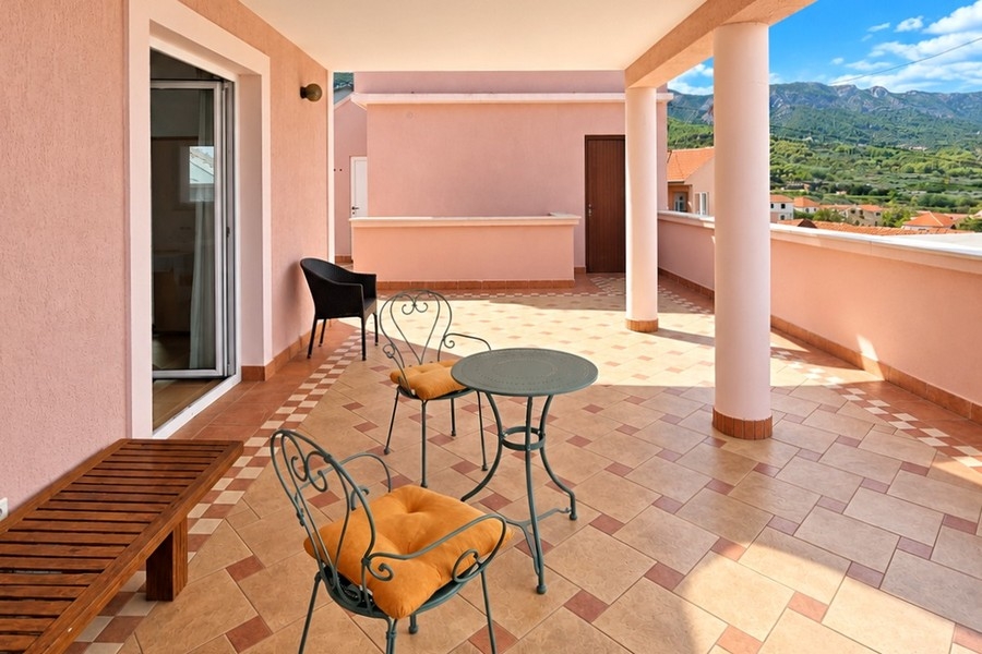 Terrazza coperta dell'appartamento al primo piano