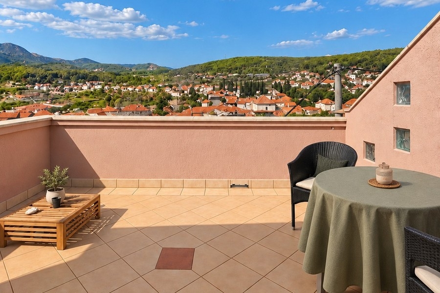 Terrazza con salottino e vista su Jelsa