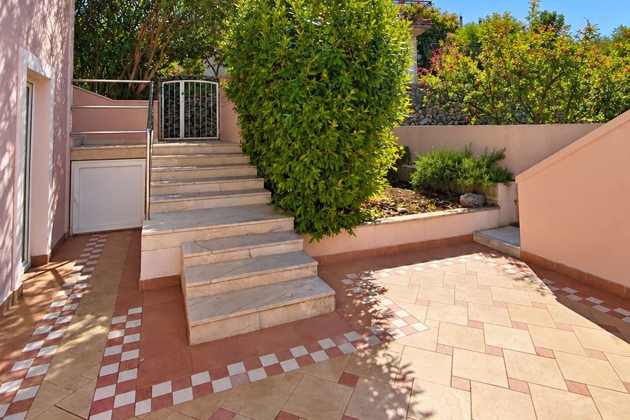 Ingresso con scala e giardino mediterraneo
