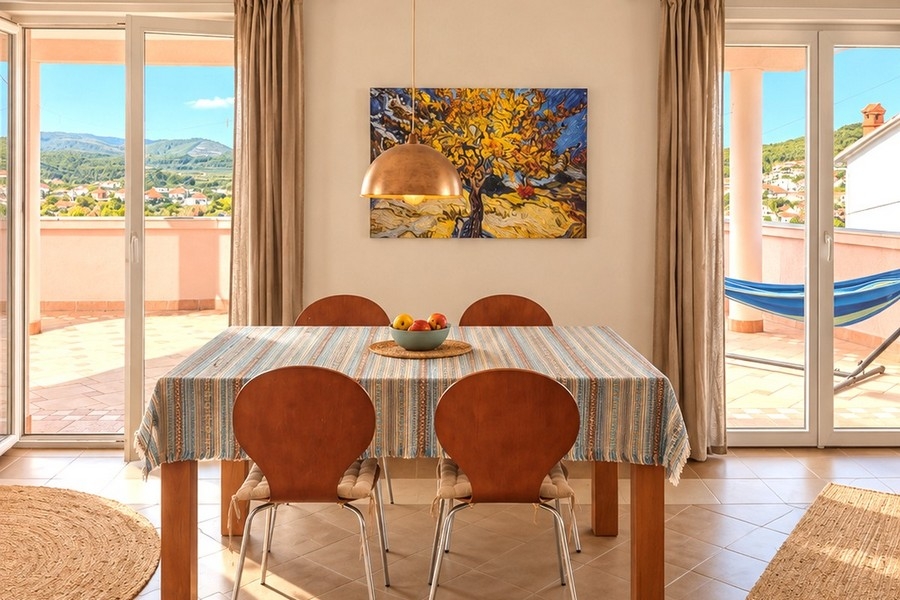 Soggiorno con tavolo da pranzo e accesso alla terrazza