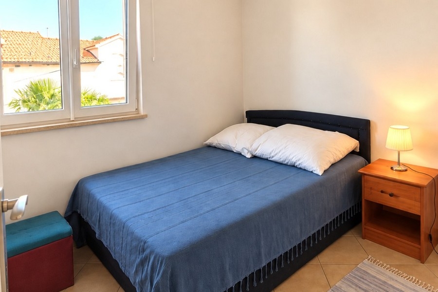 Camera da letto con letto matrimoniale in uno degli appartamenti