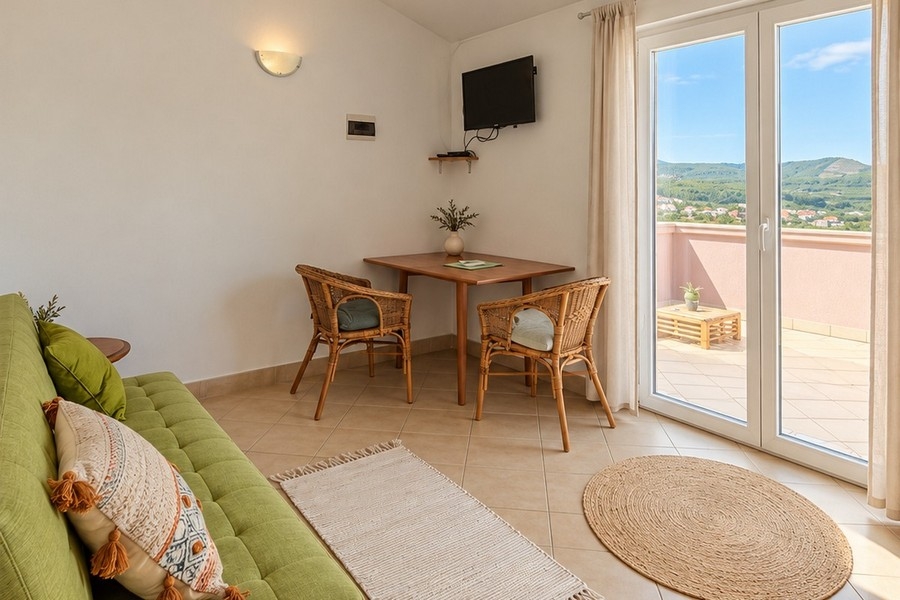 Soggiorno di un appartamento con divano e porta della terrazza