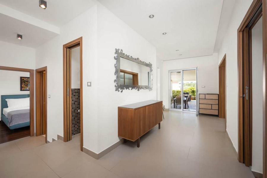 Corridoio con credenza e specchio