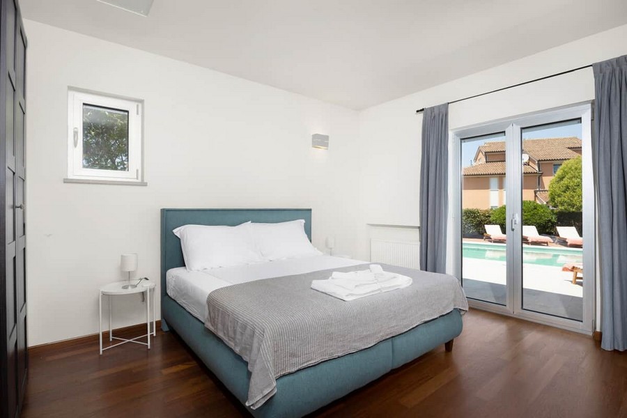 Camera da letto con vista sulla piscina
