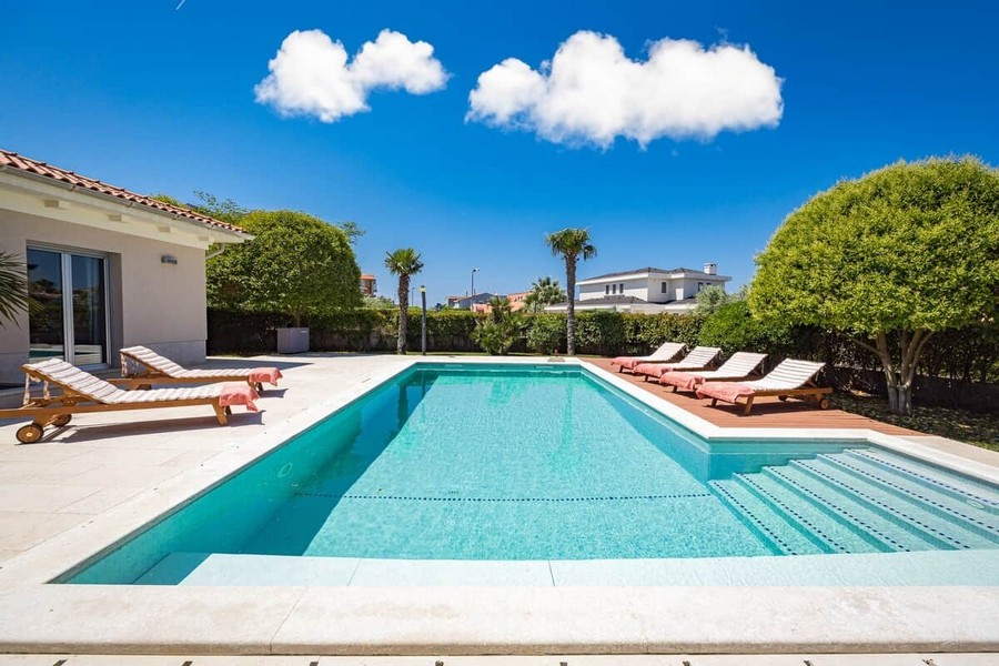 Piscina riscaldata con lettini
