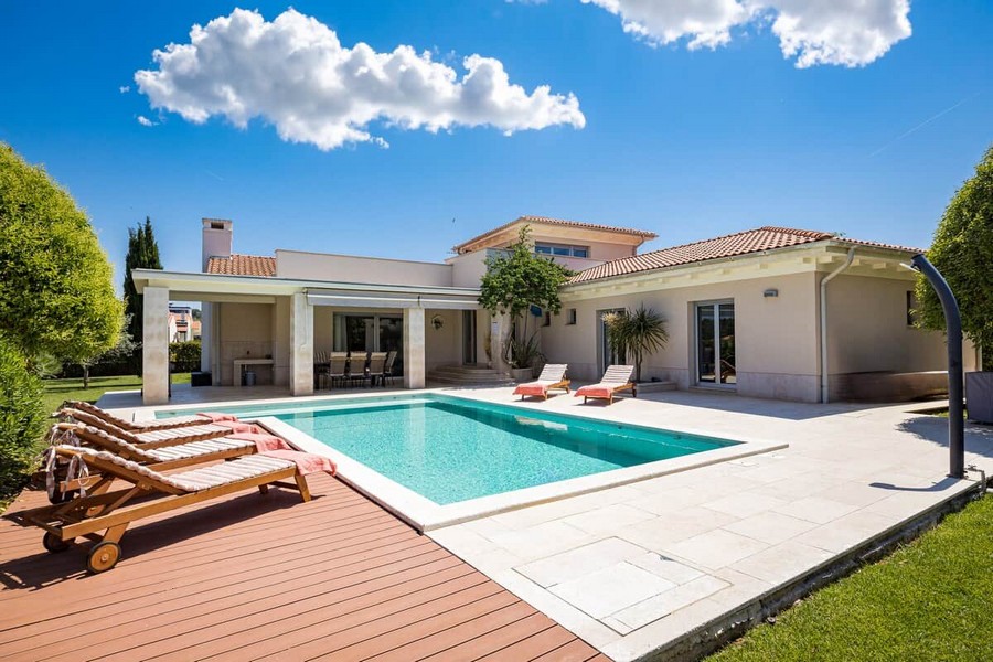 Retro della villa con giardino e piscina