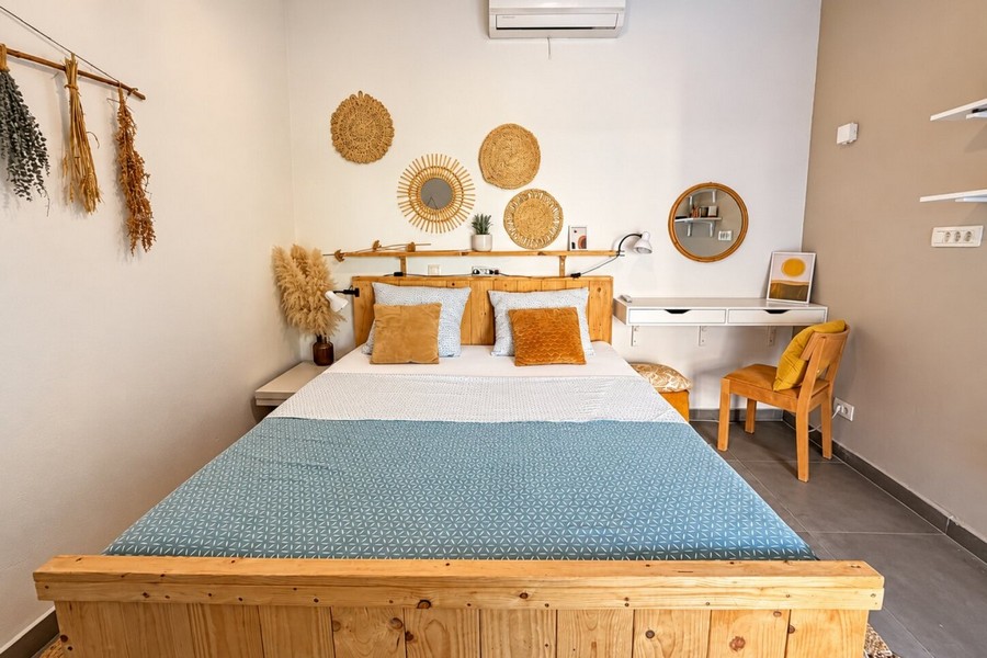 Camera da letto con letto matrimoniale in legno