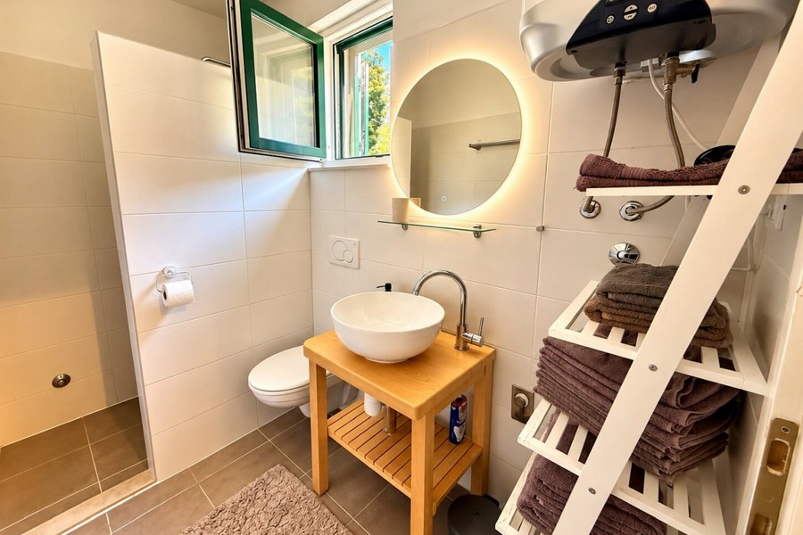 Bagno con lavabo e scaldasalviette a scaletta