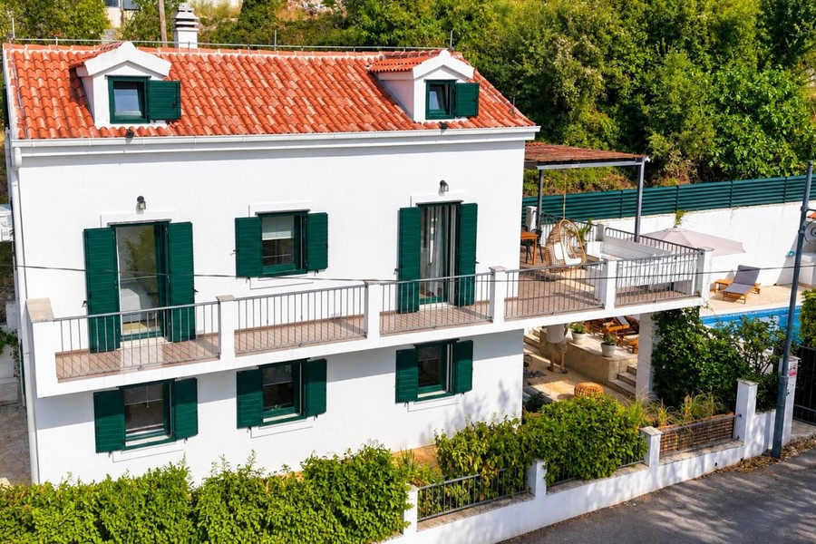 Casa indipendente con balcone e persiane a Podstrana