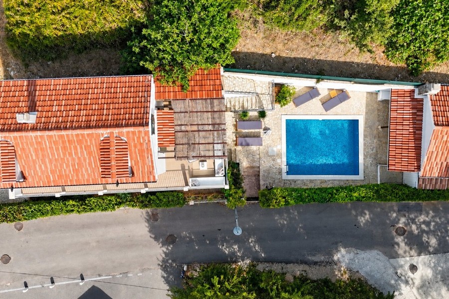 Veduta aerea della casa con piscina e parcheggio