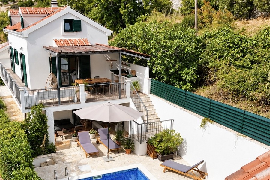 Vista dall'alto su terrazza, piscina e giardino