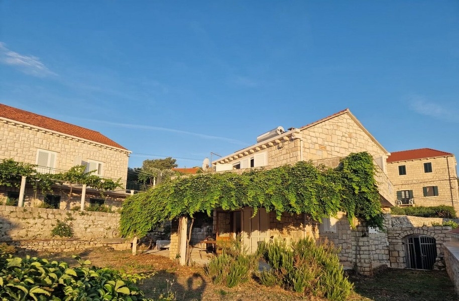 Casa in pietra con vista mare a Lumbarda, isola di Korcula
