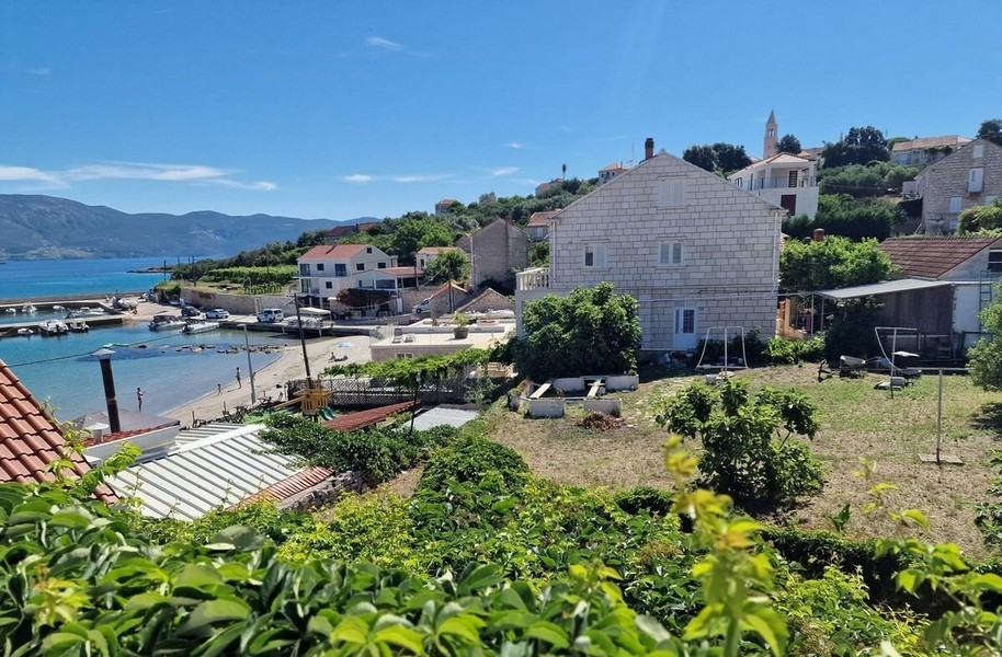 Vista dal terreno sul porto e sulla baia di Lumbarda