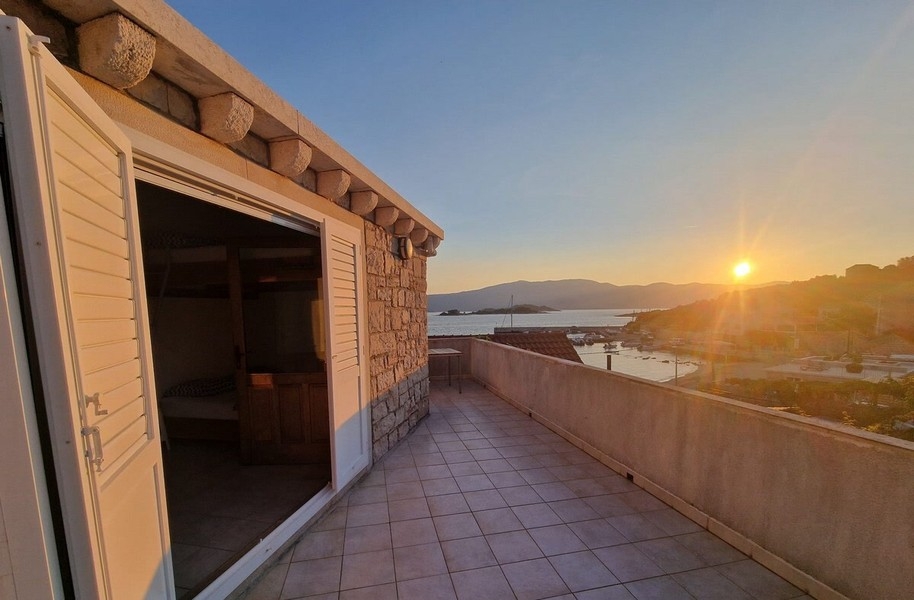 Terrazza al piano superiore al tramonto