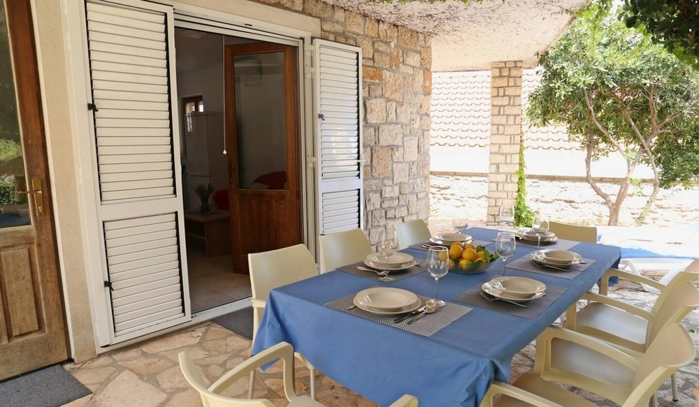 Terrazza coperta con tavolo da pranzo