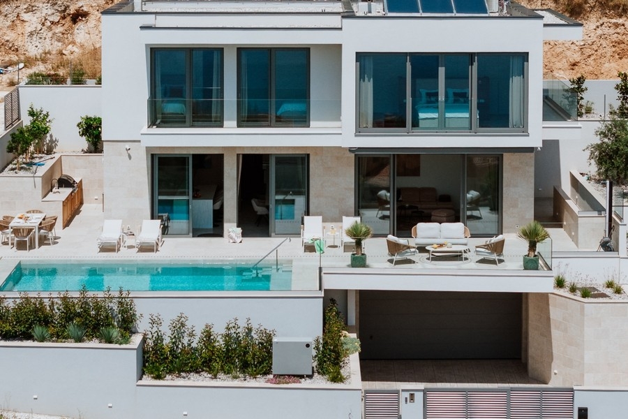 Villa moderna con piscina e vista mare vicino a Omis, Dalmazia