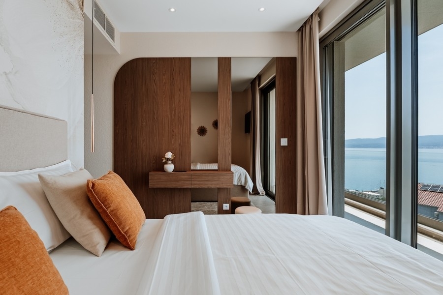 Camera da letto con elementi in legno e vetrata