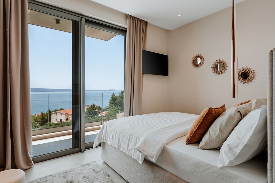 Camera da letto con letto matrimoniale e vista mare
