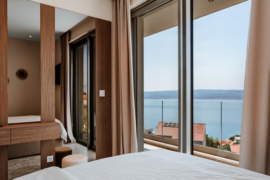 Camera da letto luminosa con vista sulla costa