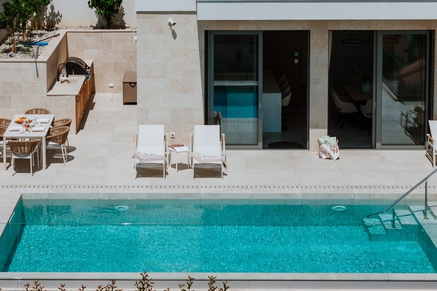 Piscina con lettini sulla terrazza