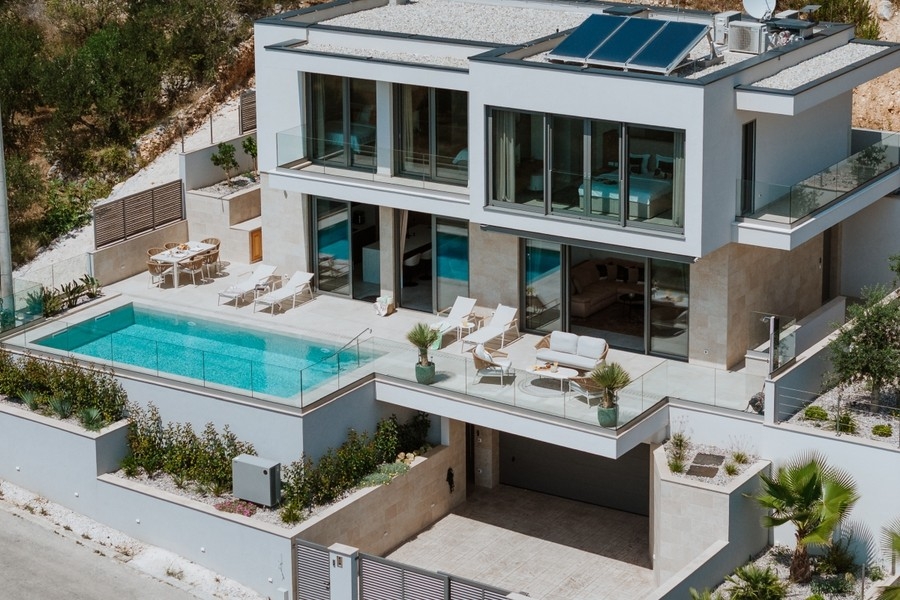 Esterno della villa con piscina e terrazze