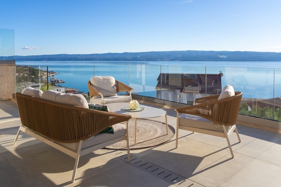 Terrazza con mobili lounge e vista sul mare