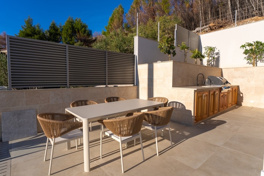 Zona pranzo all'aperto con cucina esterna