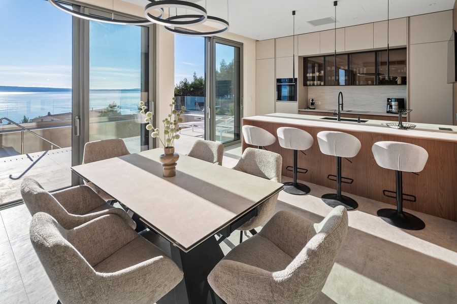 Tavolo da pranzo e cucina con vista sul mare