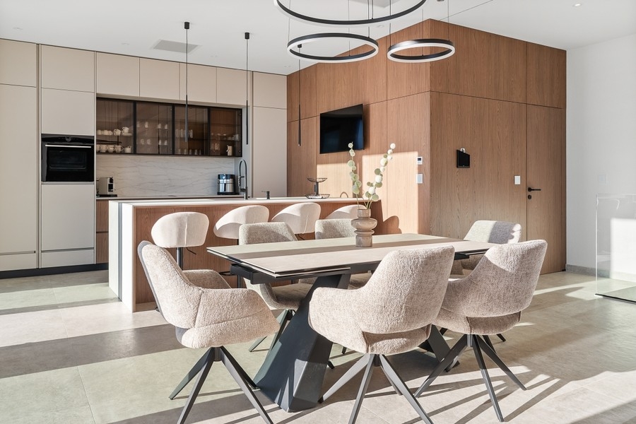 Zona pranzo davanti alla cucina moderna su misura