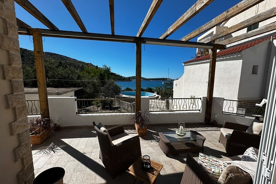 Terrazza coperta con salottino e vista mare