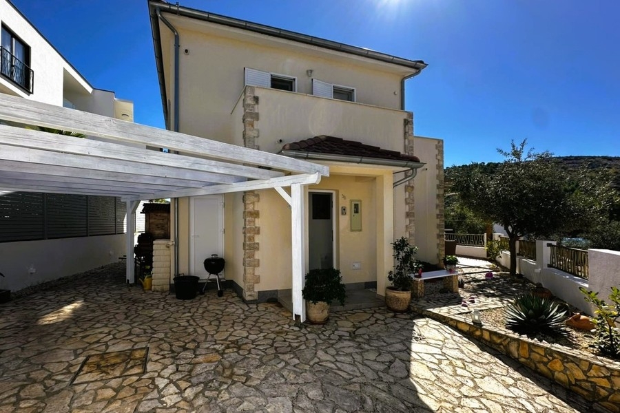 Esterno della villa con parcheggio coperto