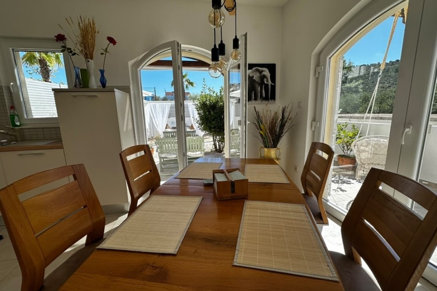 Zona pranzo con tavolo in legno