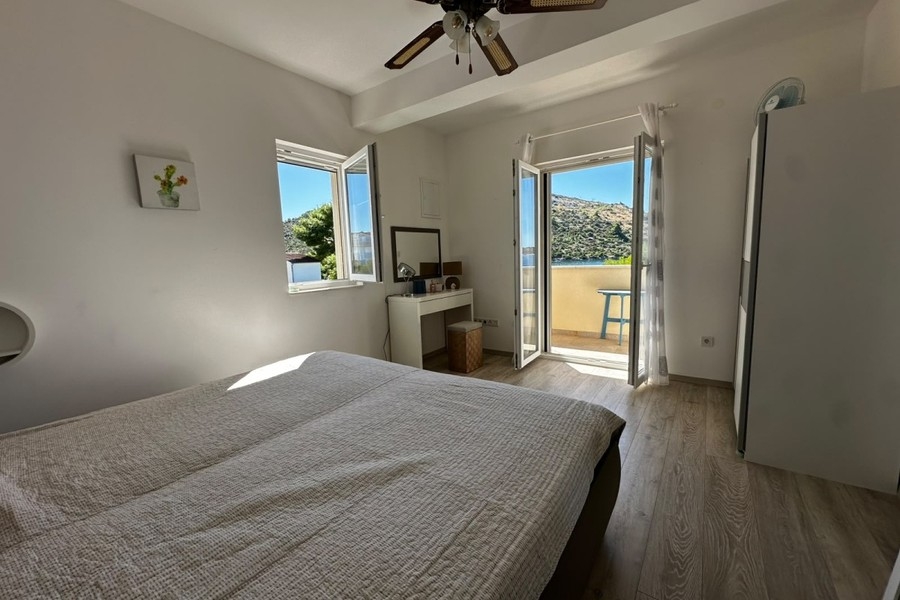 Camera da letto con accesso al balcone
