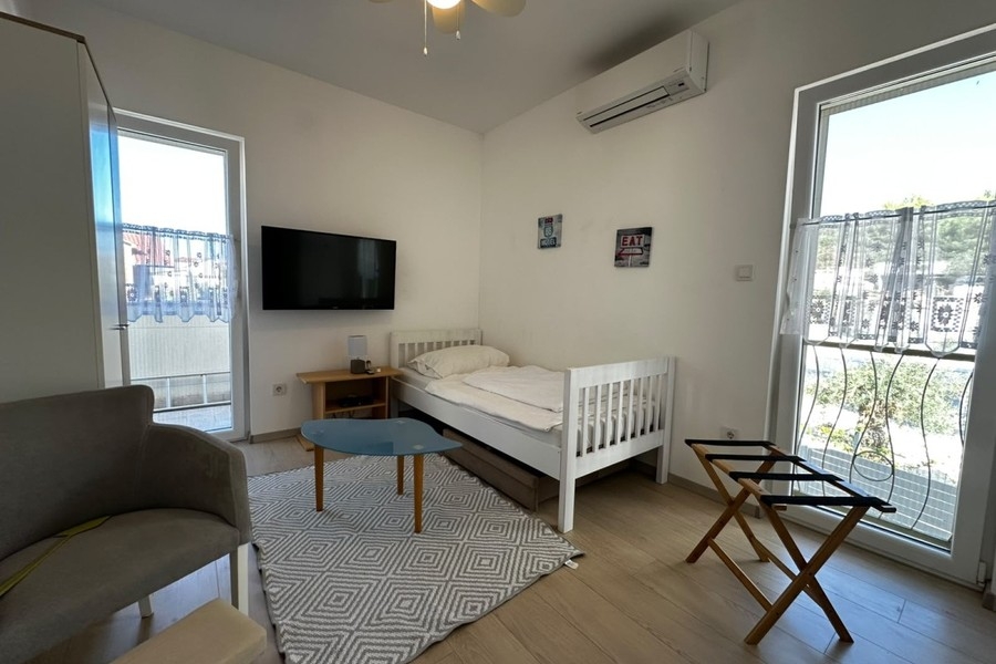 Camera da letto con letto singolo e televisore