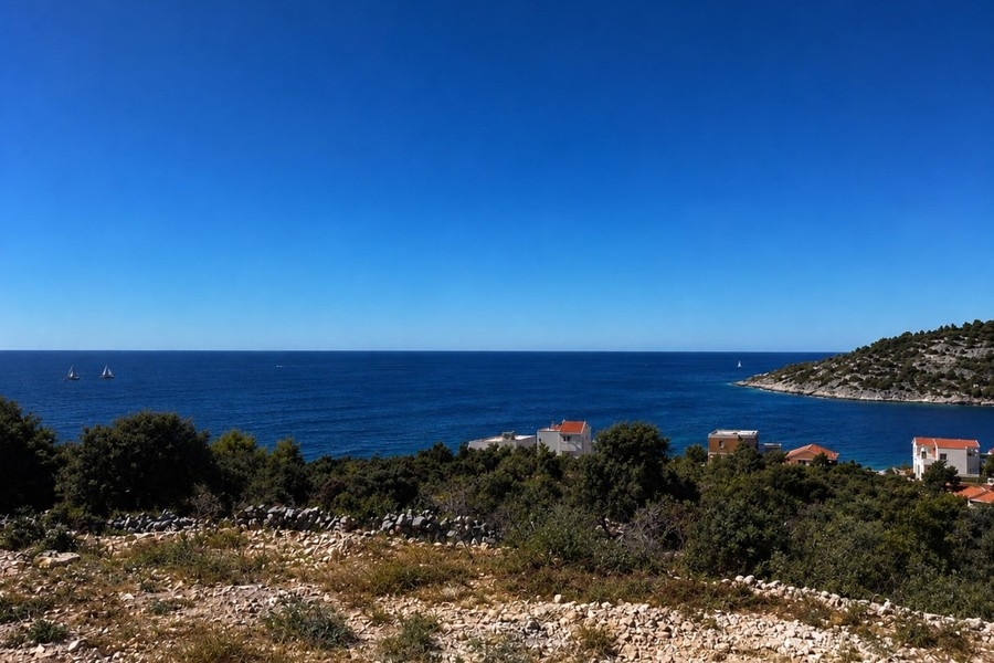 Vista mare sulla costa vicino a Rogoznica