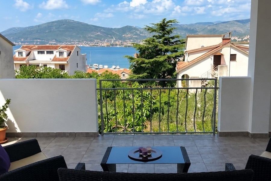 Casa con vista mare a Okrug Gornji, isola di Ciovo