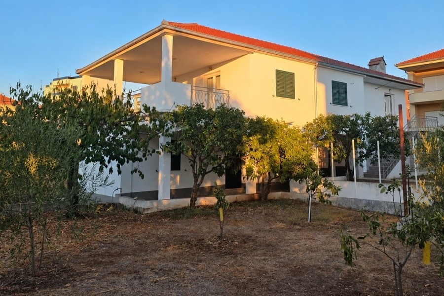 Esterno della casa con giardino