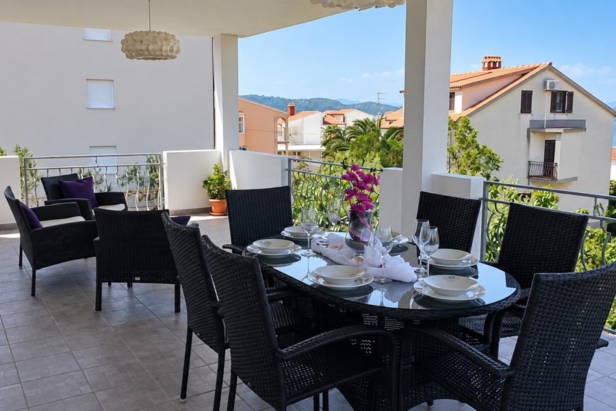 Terrazza coperta con tavolo da pranzo