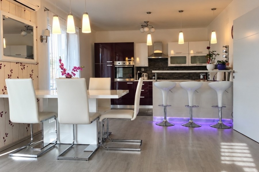 Cucina aperta con bancone e zona pranzo