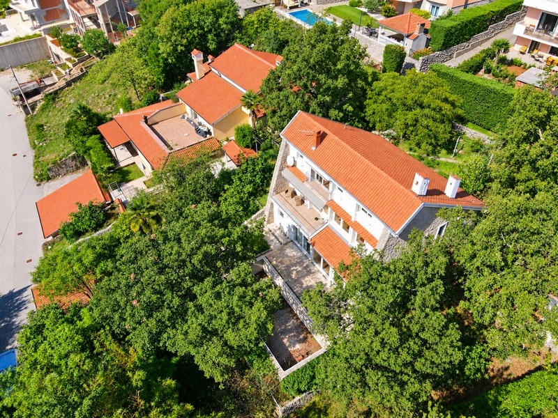 Veduta aerea della casa con giardino e dintorni
