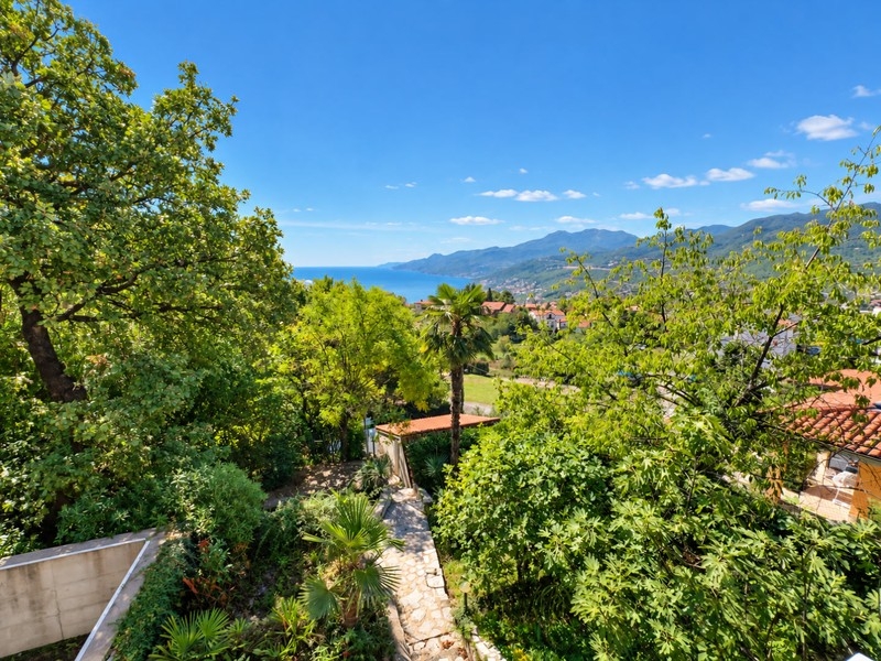 Vista dal giardino fino al mare