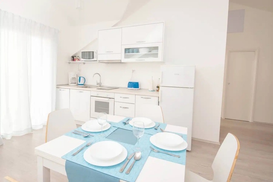 Cucina con tavolo da pranzo nell'appartamento superiore