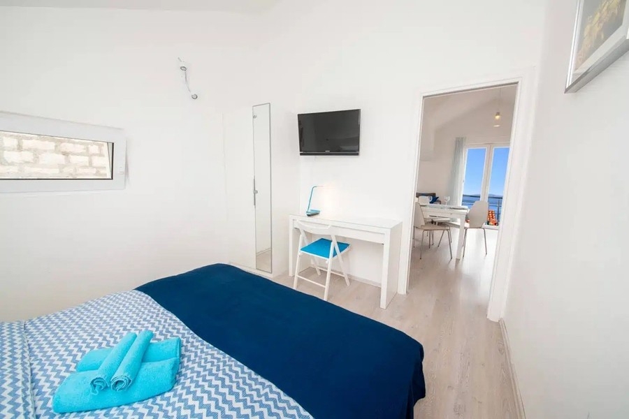 Camera da letto con letto matrimoniale e televisore