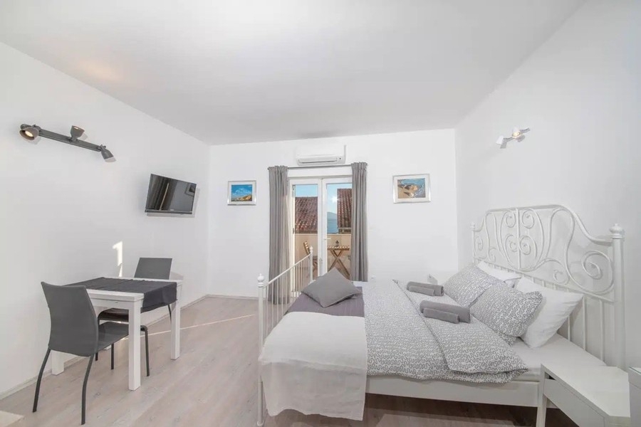 Monolocale con letto matrimoniale e tavolo da pranzo