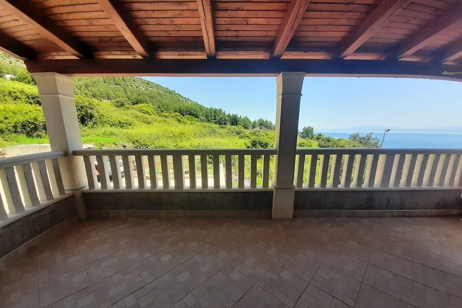 Terrazza coperta con vista sulla baia