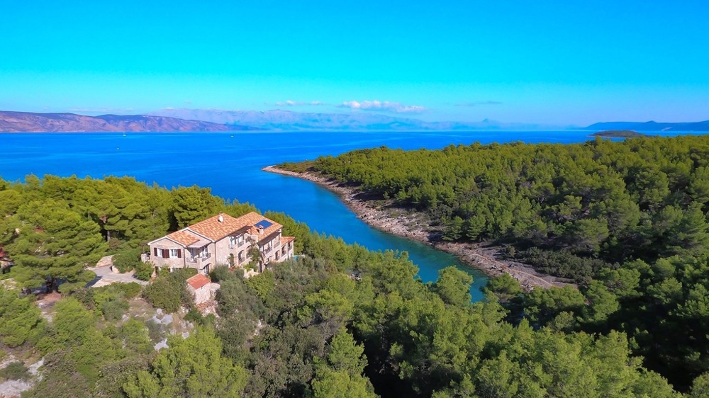 Casa in pietra con piscina in una baia sull'isola di Hvar